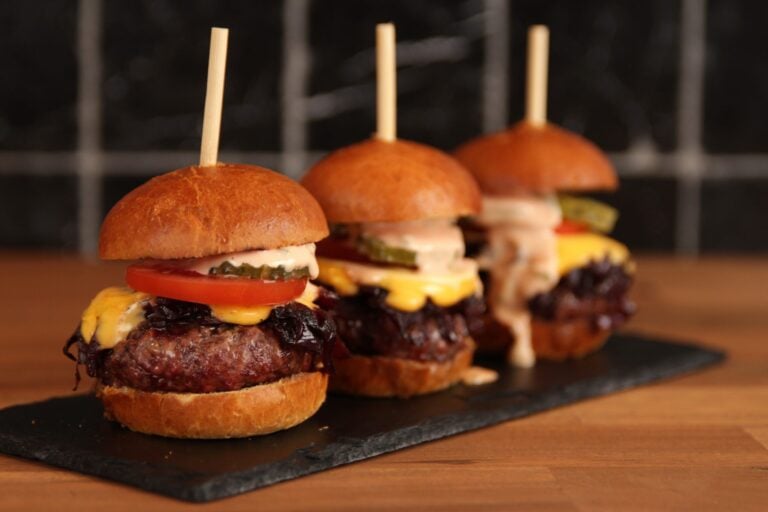 food hoofd cheeseburgersliders 1 scaled