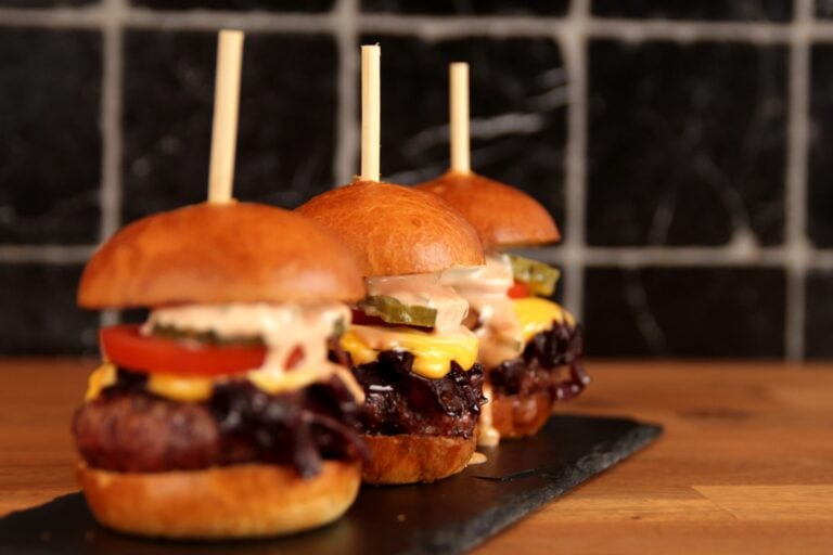 food hoofd cheeseburgersliders 5 scaled