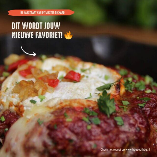 De kaastaart van Pitmaster Richard 🔥🧀

Dit gerecht draait om alles wat je op de BBQ wilt. Gehakt, spek, kruiden en een goed kaasje, allemaal samen in één skillet 🥓🫑

Het spek wordt eerst uitgebakken zodat je dat vet kunt gebruiken voor de ui en paprika. Daarna gaat het gehaktmengsel terug in dezelfde pan en vorm je er een stevige taart van met in het midden ruimte voor het kaasje.

Ingesmeerd met BBQ saus gaat de skillet de BBQ op 🔥

Eerst even afgedekt zodat de bovenkant niet verbrandt, daarna open laten doorgaren tot alles mooi samenkomt. Na een korte rust serveer je de taart op een plank en maak je ’m af met extra spek, ui, paprika en lente ui 🍖🌱

Dit is zo’n gerecht dat makkelijk te bereiden is, goed vult en ideaal is om te delen. Perfect voor een lange BBQ middag waar je geen zin hebt om constant nieuwe gerechten te maken, maar wel iets op tafel wilt zetten waar iedereen voor terugkomt.

Het volledige recept vind je op onze website!