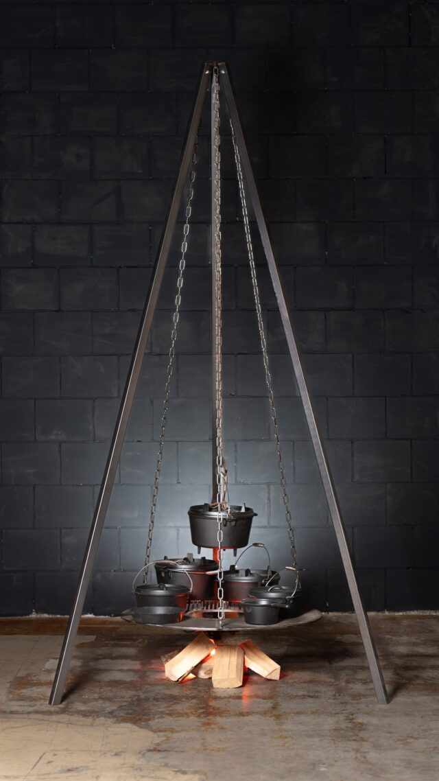 🔥 Unieke driepoot van dik staal – ruim 3 meter hoog 🔥

Deze robuuste 3 meter hoge driepoot is gemaakt voor serieus buitenkoken. Sterk, stabiel en veelzijdig inzetbaar: van grote ketels boven open vuur tot roken en events.

-  Draagvermogen tot 100 kg
- Ideaal voor buitenkoken & professioneel gebruik
- Gemaakt van duurzaam staal
- Gemaakt om te blijven staan.

www.houseofbbq.nl

House of BBQ
Gildemark 121
Almere