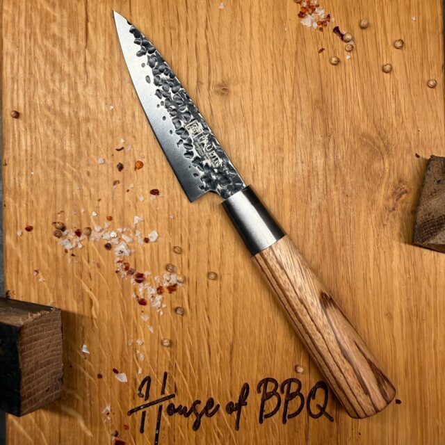 Op zoek naar een origineel cadeau voor een BBQ-liefhebber of thuiskok?

Maak kennis met de nieuwe Paudin Hammer Black-serie – een messenserie die kracht, precisie en een stoere uitstraling perfect combineert.
Of je nu een sappige steak aansnijdt, groenten fijnsnijdt of een mooi stuk vis fileert, met deze messen werk je met gemak én plezier.

🔥 Gehamerd lemmet voor minder wrijving en minder aankleven van ingrediënten.
🔥 Vlijmscherpe snede (14-16°) voor maximale precisie.
🔥 Hoogwaardig staal met een hardheid van 58 HRC voor langdurige scherpte.
🔥 Luxe zebranohouten handvat voor een comfortabele en stevige grip.

Een geweldig cadeau voor de fanatieke BBQ'er, hobbykok of chef. Een cadeau waar jarenlang plezier van wordt beleefd!

📍 Verkrijgbaar in onze winkel én webshop.

Gildemark 121 | Almere-Haven
www.houseofbbq.nl

#bbq #store #Meatlover #chef
