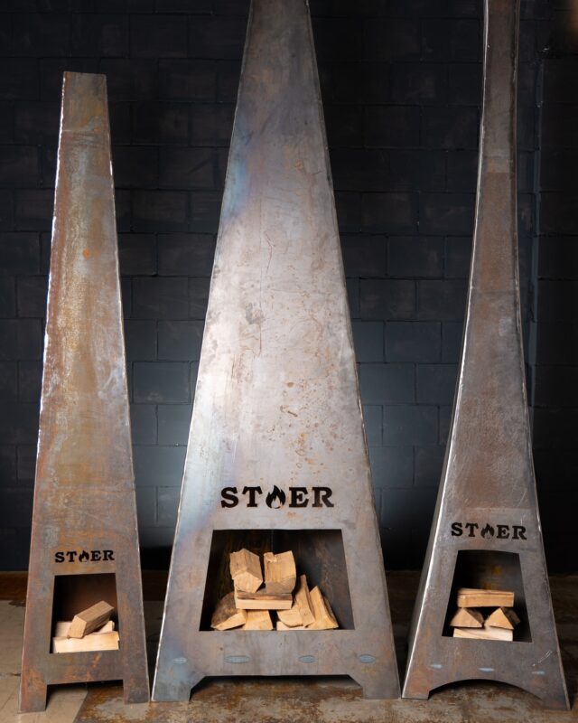 Robuuste Stalen Buitenkachels 🔥

Dik staal, robuuste kwaliteit en one-of-a-kind design.
Deze stoere buitenkachel brengt warmte, sfeer en karakter naar je tuin of terras. Gemaakt van massief staal, geschikt voor hout en gebouwd om jarenlang mee te gaan. De natuurlijke roestpatina geeft elke kachel zijn eigen uitstraling.
Vuur met karakter. Avonden met sfeer. 

www.houseofbbq.nl

House of BBQ
Gildemark 121
Almere