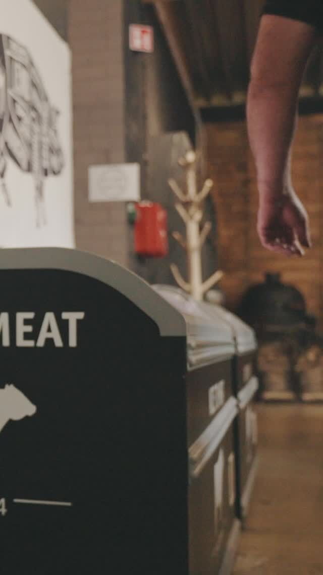 Rook, smaak en puur vakmanschap 🔥
Zeeuwsche Zoute Gerookt geeft elk gerecht die heerlijke volle BBQ touch. 🧂

#bbq #barbecue #bbqlovers #bbqlife #smoked