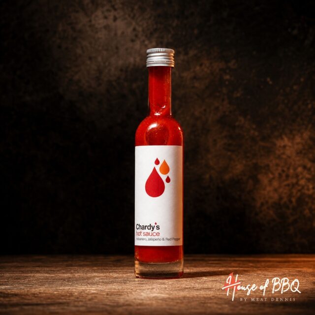 Uitgelicht: Chardy’s Hot Sauce 🔥

Lokaal geproduceerd in Almere door Chardy's en gemaakt met een enorme passie voor chilipepers. In deze bijzondere hot sauce zijn de paprika’s eerst door Meat Dennis gerookt en gegrild, wat zorgt voor extra diepte en een subtiele rokerige smaak.

Bij Chardy’s draait alles om balans: de fruitige tonen van de pepers blijven centraal staan, terwijl rook en kruiden de smaak op een verfijnde manier versterken.
Perfect bij:

BBQ-gerechten
- Hamburgers
- Steaks
- Chili con carne
- Bloody Mary’s
- Pasta met knoflook en olijfolie

Een paar druppels geven elk gerecht direct meer karakter, pit en complexiteit.
Lokaal, ambachtelijk en boordevol smaak. Een absolute aanrader voor iedere liefhebber van spicy food! 🌶️

House of BBQ - Your BBQ Store

www.houseofbbq.nl

Gildemark 121 | Almere Haven

#bbq #chardys #hotsauce #almere #houseofbbq #meatdennis #bbqlovers #spicyfood #grill