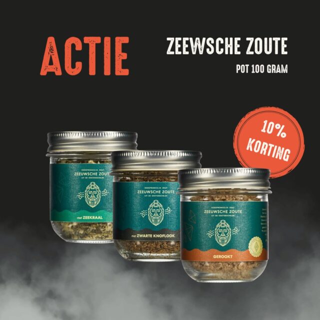 Zeeuwse smaakmakers nu 10% korting!

Ontdek de pure smaak van Zeeland met Zeeuwsche Zoute: ambachtelijk zeezout verrijkt met bijzondere Zeeuwse ingrediënten. Nu tijdelijk 10% korting op deze smaakvolle varianten.

🌿 Zeeuwsche Zoute Wakame
Een unieke combinatie van Zeeuwsche Zoute Puur en wakame-zeewier uit de Oosterschelde. Geeft gerechten een subtiele, nootachtige umami-touch. Heerlijk op bijvoorbeeld een gebakken entrecote of vis.

🔥 Zeeuwsche Zoute Gerookt
Gerookt volgens traditionele Zeeuwse methoden met berken- en eikenhout. Door het licht vochtige zeezout wordt de rook optimaal opgenomen. Perfect voor tomatensalade met burrata, mosselen, kip of rijstgerechten.

🧄 Zeeuwsche Zoute Zwarte Knoflook
Zacht zout met een zoete, volle knoflooksmaak. Ideaal bij sauzen, kip, groenten, vlees en salades. Door het fermentatieproces krijgt de knoflook zijn zwarte kleur en kenmerkende aroma. Let op: niet geschikt voor zoutmolens.

🌱 Zeeuwsche Zoute Zeekraal
Zeeuwsche Zoute Puur gemengd met zeekraal van Zeeuws Zilt, geteeld op de grens van land en zee. Fris en licht zilt, perfect bij sauzen, venkelsalade, carpaccio, steak tartaar en witvis.

🌶️ Zeeuwsche Zoute Chili
Een luxe pittige mix van Zeeuwsche Zoute Puur, 20% chili en 10% gerookt zout. Geeft diepte en pit aan roerbakgerechten, curry’s, gegrilde groenten en zoete aardappel. Verpakt in een stijlvol glazen potje.

Voeg een Zeeuwse smaakboost toe aan je keuken!

Bestel nu op: www.houseofbbq.nl