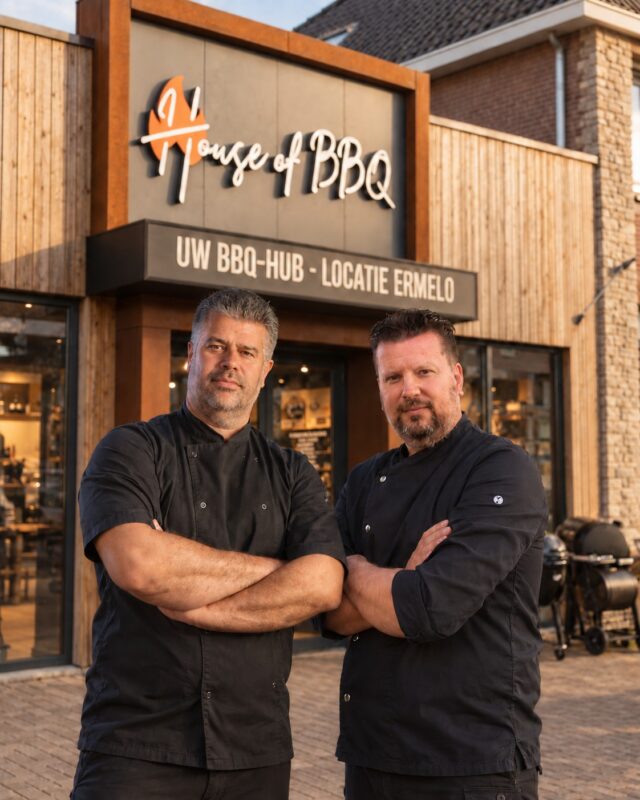 🔥 HOUSE OF BBQ GAAT VERHUIZEN! 🔥

Een nieuw hoofdstuk voor House of BBQ: vanaf 2027 ben je van harte welkom op onze nieuwe locatie in Ermelo. Stefan Drost staat daar klaar om je te ontvangen met alles voor de ultieme BBQ-beleving.

Deze week is onze huidige winkel voor het laatst geopend. Kom dus gerust nog even langs!

Meat Dennis blijft verder gewoon op volle toeren draaien op onze huidige locatie. Ook onze webshop blijft geopend, zodat je online bij House of BBQ kunt blijven bestellen.
Op ons vertrouwde adres maken we plaats voor een nieuwe winkel vol Champagnes en mooie wijnen. De deuren blijven daar dus ook gewoon open: kom binnenkort gezellig kennismaken met deze mooie nieuwe winkel.

House of BBQ blijft als merk, website en webshop volledig van ons en in eigen beheer. De nieuwe vestiging in Ermelo gaat verder volgens ons franchiseconcept.

Bedankt voor jullie vertrouwen en alle mooie momenten. We kijken ernaar uit om jullie in 2027 in Ermelo te verwelkomen!

🔥 House of BBQ – passie voor écht barbecueën
🌐 www.houseofbbq.nl
🌐 www.meatdennis.nl

#HouseOfBBQ #Ermelo #BBQ #BBQCatering #Almere #shop