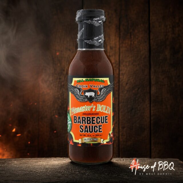 Uiitgelicht: Croix Valley Pitmaster’s Bold BBQ Sauce 🔥

Voor pitmasters, door pitmasters.

De Pitmaster’s Bold BBQ Sauce is ontwikkeld voor liefhebbers van echte low & slow barbecue. Gebaseerd op de bekroonde Sweet 'n Smokey, maar dan krachtiger, voller en met meer diepgang.

Deze saus is perfect voor brisket, ribs, pulled pork en kip. Dankzij het rijke smaakprofiel blijft hij uitstekend overeind tijdens lange bereidingen en combineert hij moeiteloos met diepe rooksmaken.

Smaakprofiel:
Krachtig, complex, rokerig, licht zoet en met een subtiele pit.

Waarom klanten fan zijn:
Pitmaster’s Bold trekt echt in het vlees en zorgt voor extra karakter zonder te overheersen. Een veelzijdige saus die iedere BBQ naar een hoger niveau tilt.

Verkrijgbaar bij House of BBQ by - Your BBQ Store 🔥
Hope to Meat you soon!

https://houseofbbq.nl/product/croix-valley-pitmasters-bold-competition-bbq-sauce/